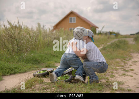 Zwei Brüder draußen playiung und ein Wäschetrockner Stockfoto