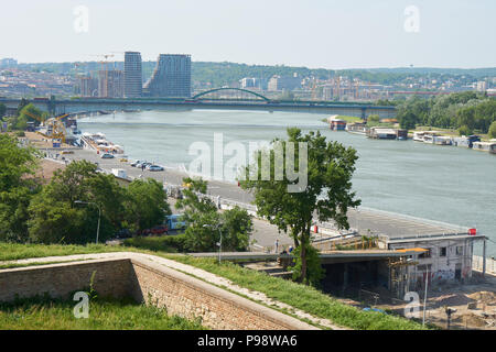 Belgrad, Serbien - Mai 03, 2018: Morgen Blick auf Fluss Sava und Belgrad von der Belgrader Festung Stockfoto