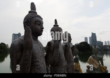 Buddha Statuen am See Seema Malaka Tempel in Colombo, Sri Lanka. Der Tempel wurde von dem Architekten Geoffrey Bawa entworfen und steht auf Beira Lake. Stockfoto