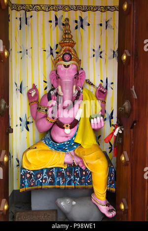 Statue der hinduistischen Gottheit Ganesha, der elefantenköpfige Gott, am See Seema Malaka Tempel in Colombo, Sri Lanka. Der Tempel wurde von Archi konzipiert Stockfoto