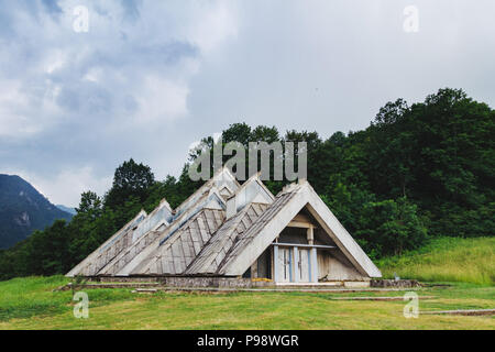 Die ungewöhnliche postmodernen dreieckige Linien der Spomen-Dom (Speicher), entworfen von Ranko Radović im Nationalpark Sutjeska, BiH Stockfoto