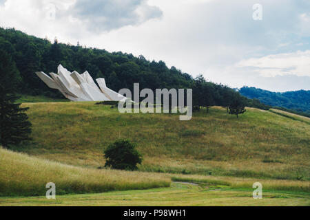 Die riesige weiße Tjentište spomenik, ein Denkmal für Kämpfer des 2. Weltkriegs, im Sutjeska Nationalpark, Bosnien und Herzegowina Stockfoto