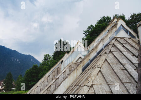 Die ungewöhnliche postmodernen dreieckige Linien der Spomen-Dom (Speicher), entworfen von Ranko Radović im Nationalpark Sutjeska, BiH Stockfoto