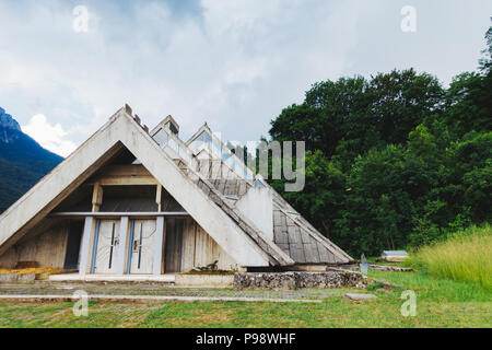 Die ungewöhnliche postmodernen dreieckige Linien der Spomen-Dom (Speicher), entworfen von Ranko Radović im Nationalpark Sutjeska, BiH Stockfoto