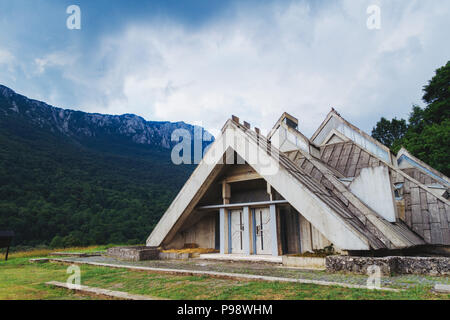 Die ungewöhnliche postmodernen dreieckige Linien der Spomen-Dom (Speicher), entworfen von Ranko Radović im Nationalpark Sutjeska, BiH Stockfoto