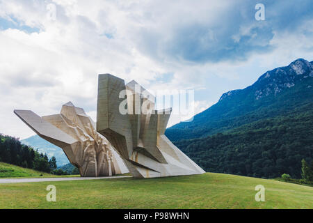 Die riesige weiße Tjentište spomenik, ein Denkmal für Kämpfer des 2. Weltkriegs, im Sutjeska Nationalpark, Bosnien und Herzegowina Stockfoto