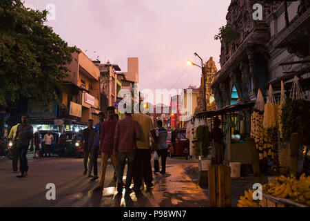 Dämmerung durch eine Blume Stall in den Pettah Bezirk von Colombo, Sri Lanka. Pettah wird traditionell als die kommerziellen Zentrum von Sri Lanka. Stockfoto