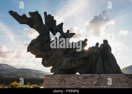 Grahovo Memorial Park und Skulpturen, die Einheimischen, die, geführt von Savo Kovačević, die Stadt gegen österreichisch-deutschen Besatzung im Jahr 1941 verteidigte Gedenken Stockfoto