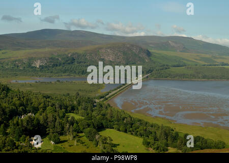 Blick auf die A 9 Trunk Road, wo Sie das Tal von strath Flotte auf dem Damm kreuzt, in den schottischen Highlands Stockfoto