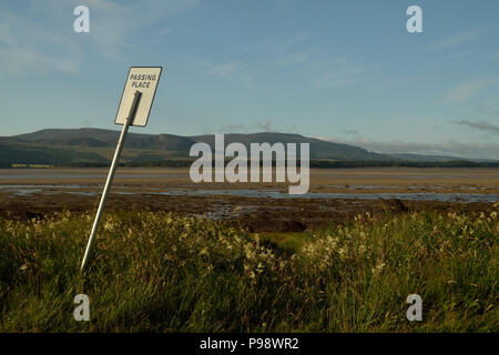 Eine Weitergabe Ort Schild am Ufer des Loch Flotte in Schottland. Stockfoto