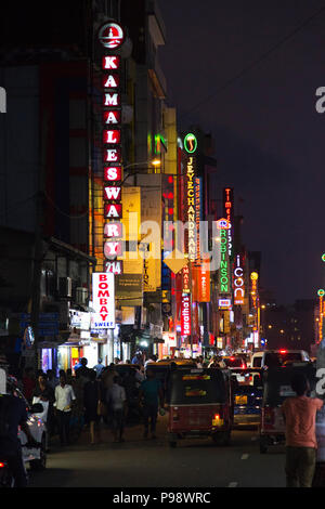 Lichter auf Store Fronten in den Pettah Bezirk von Colombo, Sri Lanka. Pettah wird traditionell als die kommerziellen Zentrum von Sri Lanka. Stockfoto