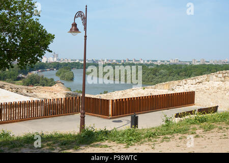 Belgrad, Serbien - Mai 03, 2018: Morgen Blick auf Donau und Neu Belgrad von der Belgrader Festung Stockfoto
