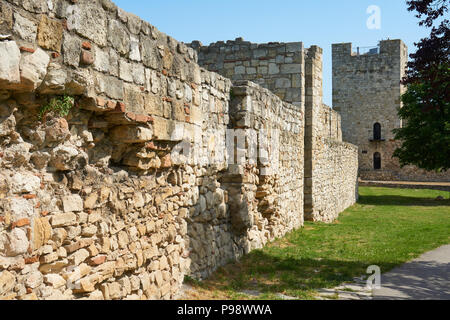 Alte Mauern und Türme der Festung von Belgrad in Serbien im Frühjahr Stockfoto