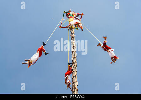 Teotihuacan, Mexiko: totonac Leute gekleidet in traditionelle Kleidung der Voladores fliegende Männer Zeremonie namens eines immateriellen kulturellen herit Stockfoto