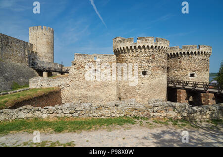 Alte Mauern und Türme der Festung von Belgrad in Serbien im Frühjahr Stockfoto