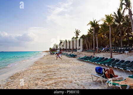 Quintana Roo, Yucatan, Mexiko: Touristen entspannen im Maroma Beach im Hotel Playa Maroma Venta Club. Stockfoto