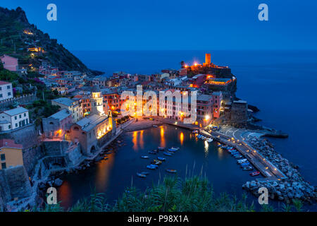 Dämmerung über Vernazza - eine der Cinque Terre, Ligurien, Italien Stockfoto