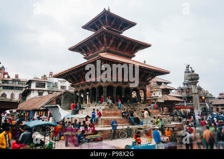 Lalitpur Kathmandu Tal, Nepal: Menschen gehen vorbei an der Bhimsen Tempel (1680) der Unesco Patan Durbar Square. Stockfoto