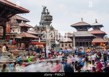 Kathmandu Tal, Kathmandu, Nepal: Lange Belichtung mit Passanten, entlang der Unesco Patan Durbar Square. Stockfoto