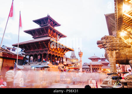 Kathmandu, Nepal, Kathmandu Tal: lange Exposition der Bhimsen Tempel (1680) der Unesco Patan Durbar Square bei Nacht. Stockfoto