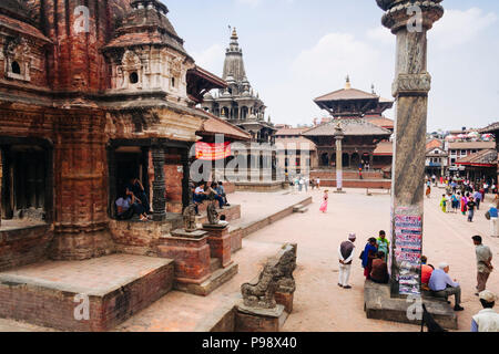 Kathmandu Tal, Kathmandu, Nepal: Passanten an der Unesco Patan Durbar Square. Krishna Mandir im Hintergrund. Stockfoto