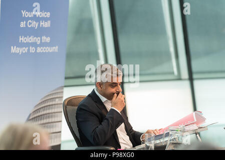 City Hall, London, Großbritannien. 25. Mai 2016. Bürgermeister von London Sadiq Khan besucht die erste Londoner Versammlung im Rathaus nach dem 5. Mai Wahl Stockfoto