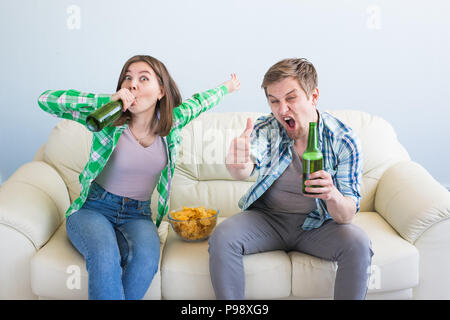 Fußball wm Konzept - Paar Freunde sitzen in Sofa anschauen Sport Spiel auf tv Stockfoto