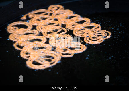 Jalebi - ein süßer Nachtisch gebraten Snack aus Südasien Stockfoto