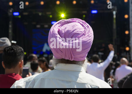Sikh indischen Mann, der eine lila farbige Turban, Großbritannien Stockfoto