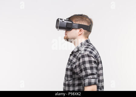 Seite Blick auf die weissen Männer mit VR-Brille Stockfoto