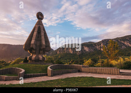 Der jugoslawischen Ära Denkmal für die gefallenen Soldaten Sutjeska, Župa Nikšićka, Montenegro. Das 1984 erbaute Stockfoto