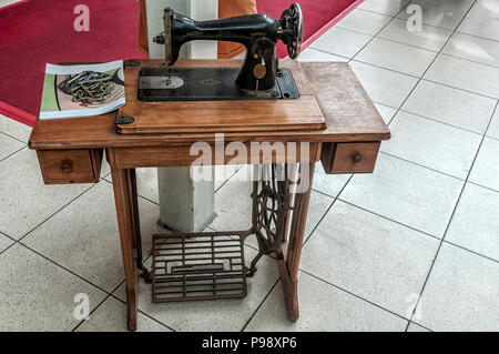 Alte singer Nähmaschine mit zugehörigen Tabelle und Trapper Stockfoto