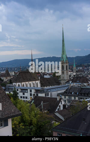 Zürich, Schweiz Stadt Panorama am Abend Sonnenuntergang mit Altstadt Blick auf die Kirche Stockfoto
