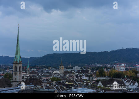 Zürich, Schweiz Stadt Panorama am Abend Sonnenuntergang mit Altstadt Blick auf die Kirche Stockfoto