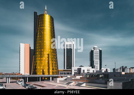 Erhöhte Panoramablick auf die Stadt über Astana in Kasachstan mit goldenen Türmen aka die Bierdosen und Präsidentenpalast Ak Orda Stockfoto