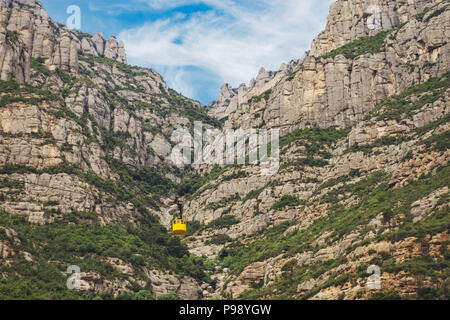 Die gelbe Kabine auf dem Aeri de Montserrat, eine Seilbahn, die die Besucher bis zum Santa Maria Kloster stattfindet, in Katalonien Stockfoto