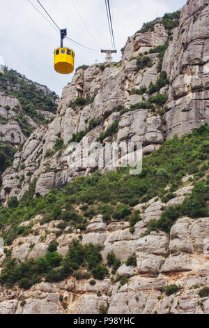 Die gelbe Kabine auf dem Aeri de Montserrat, eine Seilbahn, die die Besucher bis zum Santa Maria Kloster stattfindet, in Katalonien Stockfoto