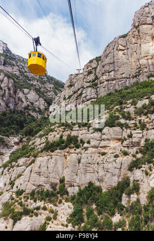 Die gelbe Kabine auf dem Aeri de Montserrat, eine Seilbahn, die die Besucher bis zum Santa Maria Kloster stattfindet, in Katalonien Stockfoto