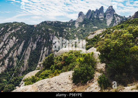 Die Felsformationen, die man beim Wandern auf dem Montserrat, Barcelona, Spanien, gesehen hat. Die Sant Joan Standseilbahn kann man auf der linken Seite des Berges hinauf sehen Stockfoto