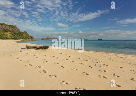 Spuren der Gruppe von vier Personen. Die Fernbedienung und die kleinen Inseln Vanua Levu und Navadra, Yasawa Inselgruppe, Fidschi Stockfoto