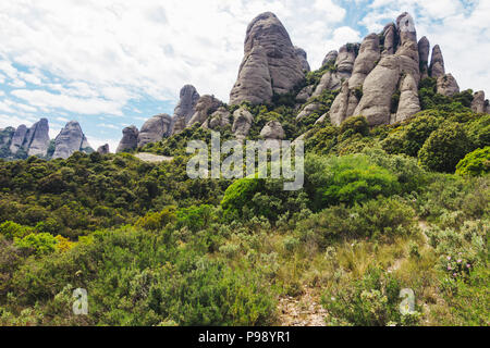 Die fingerartigen Felsformationen, die man beim Wandern auf dem Montserrat, Katalonien, Spanien, gesehen hat Stockfoto