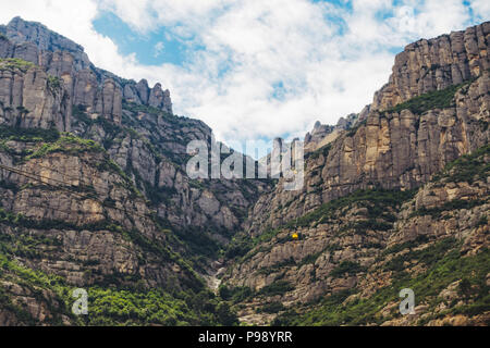 Die gelbe Seilbahn, die Besucher zum Kloster Montserrat in der Nähe von Barcelona, Spanien, bringt Stockfoto