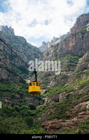 Die gelbe Seilbahn, die Besucher zum Kloster Montserrat in der Nähe von Barcelona, Spanien, bringt Stockfoto