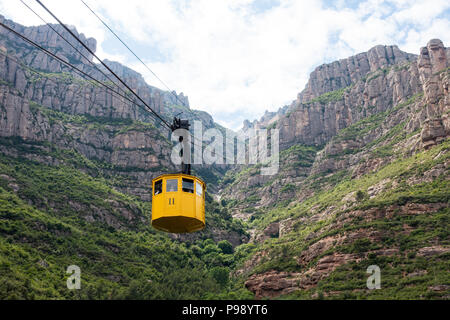 Die gelbe Seilbahn, die Besucher zum Kloster Montserrat in der Nähe von Barcelona, Spanien, bringt Stockfoto