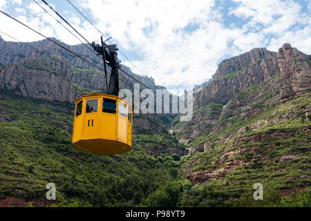 Die gelbe Seilbahn, die Besucher zum Kloster Montserrat in der Nähe von Barcelona, Spanien, bringt Stockfoto