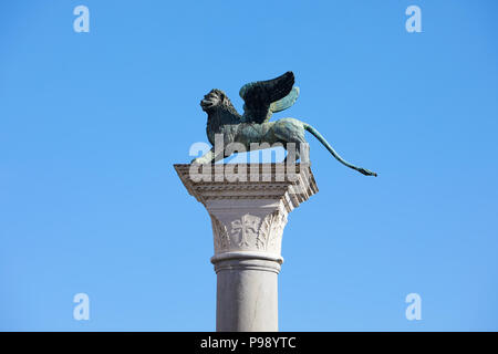 Geflügelte Löwe Statue, Symbol von Venedig an einem sonnigen Tag, blauer Himmel in Italien Stockfoto