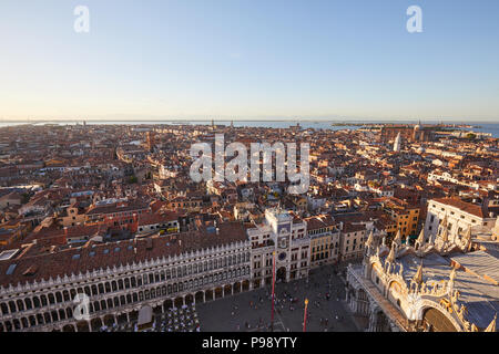 Ansicht von Venedig mit Platz und über die Dächer von San Marco Glockenturm vor Sonnenuntergang, Italien Stockfoto