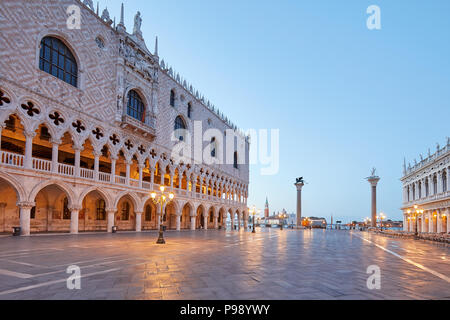 Leere San Marco Platz, großem Betrachtungswinkel und am frühen Morgen in Venedig, Italien Stockfoto