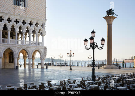 San Marco Platz bei Sonnenaufgang, niemand in Venedig, Italien Stockfoto