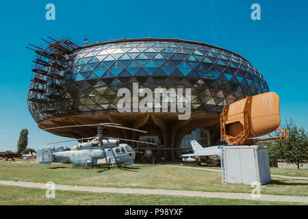 Vernachlässigte jugoslawischen Ära Flugzeuge im Sommer Sonne außerhalb des luftfahrttechnischen Museum Belgrad, Serbien Stockfoto